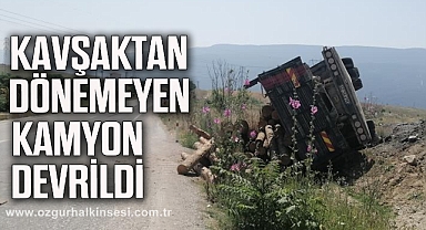 Kavşaktan dönemeyen kamyon devrildi