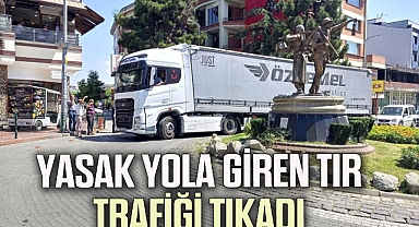 Yasak yola giren tır trafiği tıkadı