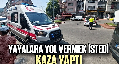 Yayalara yol vermek isterken kaza yaptı