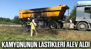 Seyir halindeki kamyonunun lastikleri alev aldı