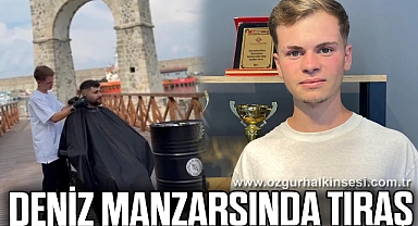 Genç kuaför müşterisini deniz manzarası eşliğinde tıraş etti