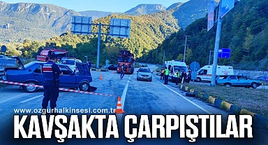 İki otomobil çarpıştı: 1'i ağır 4 yaralı