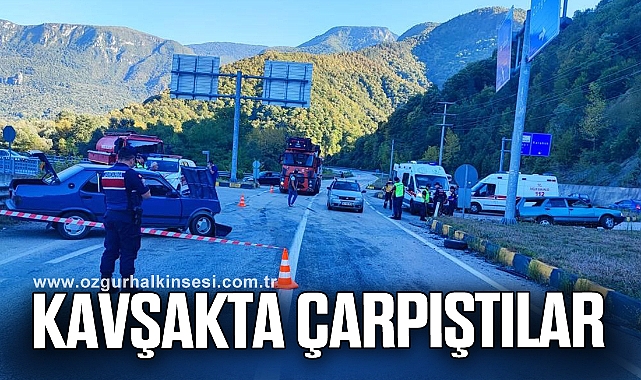 İki otomobil çarpıştı: 1'i ağır 4 yaralı