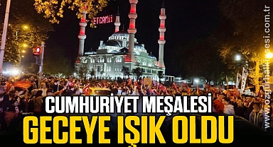 CUMHURİYET MEŞALESİ GECEYE IŞIK OLDU