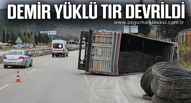 Demir yüklü tır devrildi, sürücü kendi imkanları ile çıktı