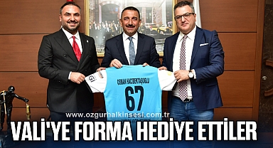 Vali'ye forma hediye ettiler
