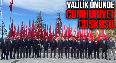 VALİLİK ÖNÜNDE CUMHURİYET COŞKUSU