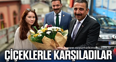 ÇİÇEKLERLE KARŞILADILAR