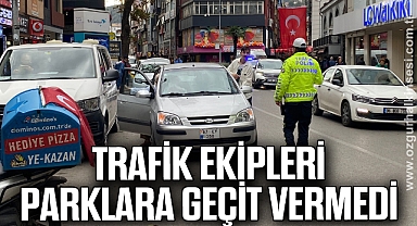 Trafik ekipleri cadde üzerindeki parklara geçit vermedi