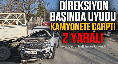 Direksiyon başında uyuyunca park halindeki kamyonete çarptı: 2 yaralı