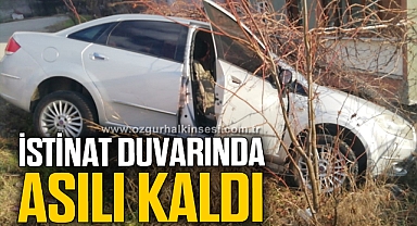 Otomobil istinat duvarında asılı kaldı