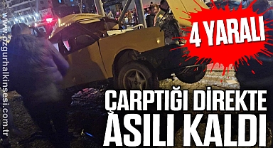 Çarptığı direkte asılı kaldı: 4 yaralı