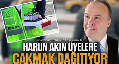 HARUN AKIN ÜYELERE ÇAKMAK DAĞITIYOR