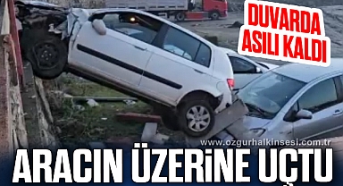 Otomobil, duvar ile araç arasında asılı kaldı