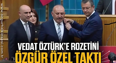 VEDAT ÖZTÜRK’E ROZETİNİ ÖZGÜR ÖZEL TAKTI