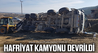 Hafriyat kamyonu devrildi