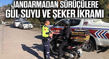 Jandarmadan sürücülere gül suyu ve şeker ikramı