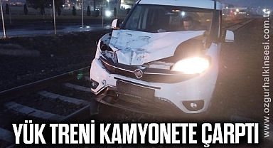 Yük treni kamyonete çarptı