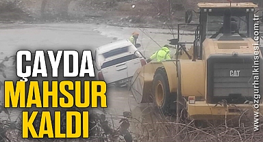 Aracıyla çaydan geçmek isterken mahsur kaldı