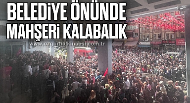 BELEDİYE ÖNÜNDE MAHŞERİ KALABALIK