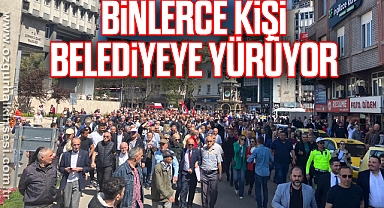 BİNLERCE KİŞİ BELEDİYEYE YÜRÜYOR