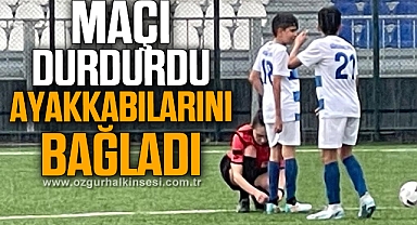 Kadın hakem maçı durdurup küçük futbolcunun ayakkabılarını bağladı