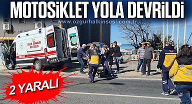 Motosiklet yola devrildi: 2 yaralı