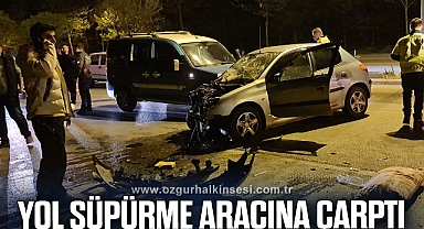 Yol süpürme aracına çarptı