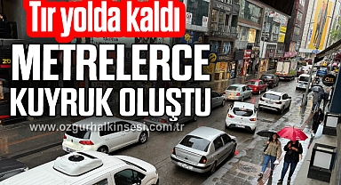 Yolda kalan Tır nedeniyle metrelerce kuyruk oluştu