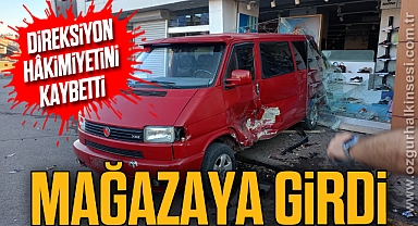  Direksiyon hâkimiyetini kaybeden otomobil mağazaya böyle girdi