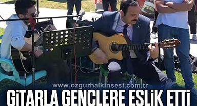 GİTARLA GENÇLERE EŞLİK ETTİ