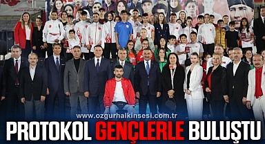 Protokol gençlerle buluştu