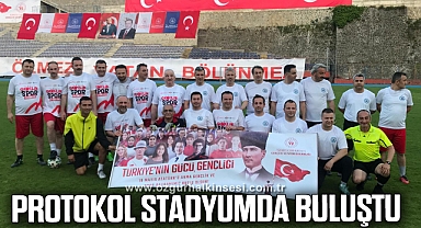Protokol stadyumda buluştu