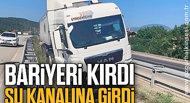 Bariyeri kırıp su kanalına giren tırın sürücüsü yaralandı