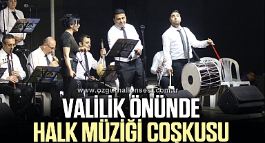 VALİLİK ÖNÜNDE HALK MÜZİĞİ COŞKUSU