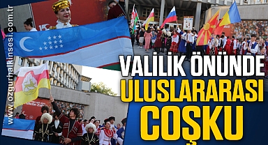 VALİLİK ÖNÜNDE ULUSLARARASI COŞKU