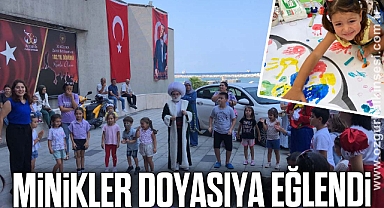 MİNİKLER VALİLİK ÖNÜNDE DOYASIYA EĞLENDİ