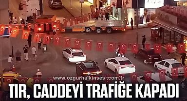 TIR, CADDEYİ TRAFİĞE KAPADI