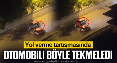 Yol verme tartışmasında otomobili böyle tekmeledi