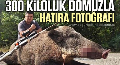 300 KİLOLUK DOMUZLA HATIRA FOTOĞRAFI