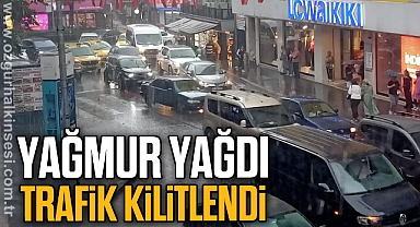 YAĞMUR YAĞDI, TRAFİK KİLİTLENDİ