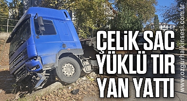Çelik sac yüklü tır yan yattı