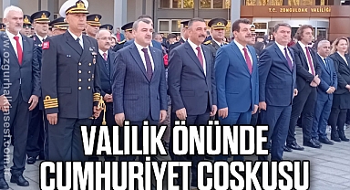 VALİLİK ÖNÜNDE CUMHURİYET COŞKUSU
