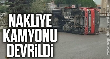 Nakliye kamyonu devrildi