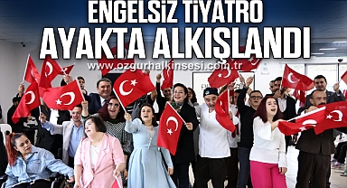 ENGELSİZ TİYATRO AYAKTA ALKIŞLANDI