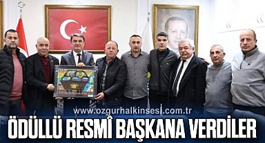ÖDÜLLÜ RESMÎ BAŞKANA VERDİLER