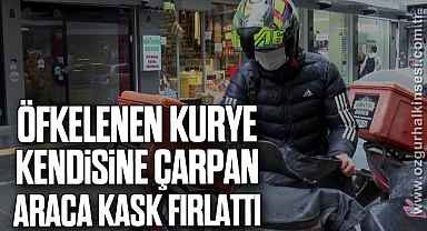 Öfkelenen kurye kendisine çarpan araca kask fırlattı