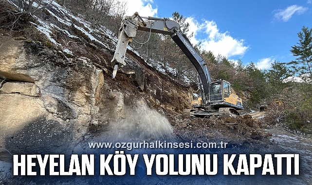 Heyelan köy yolunu kapattı
