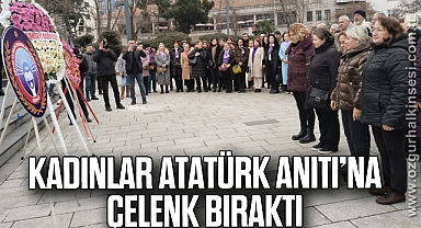 Kadınlar Atatürk Anıtı’na Çelenk Bıraktı
