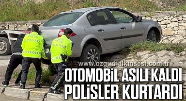 Otomobil asılı kaldı polisler kurtardı